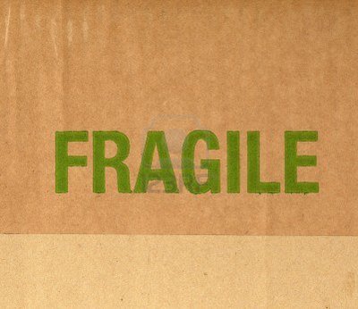 4160556-fragile-parola-scritta-su-un-pacchetto-di-cartone-ondulato.jpg