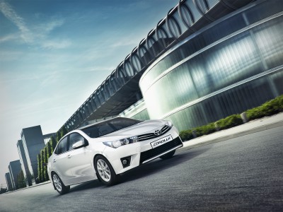Toyota_Corolla_2014_White_LR.jpg