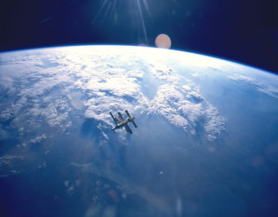Earth_&_Mir_(STS-71).jpg