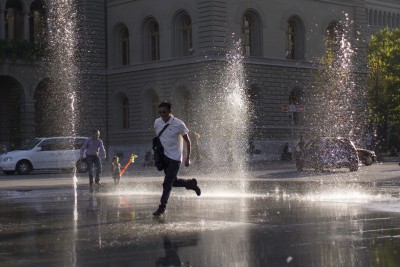 Object Motion blur at shutter speed 1/2500<br />Fast enough to have the man sharp in his running pose<br />still slow enough to have the water drops blurred to give the impression of water movement<br />The camera is fixed on a tripod.