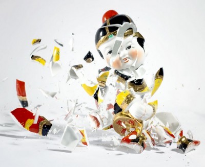 martin-klimas-shattered-porcelain-figures-08.jpg